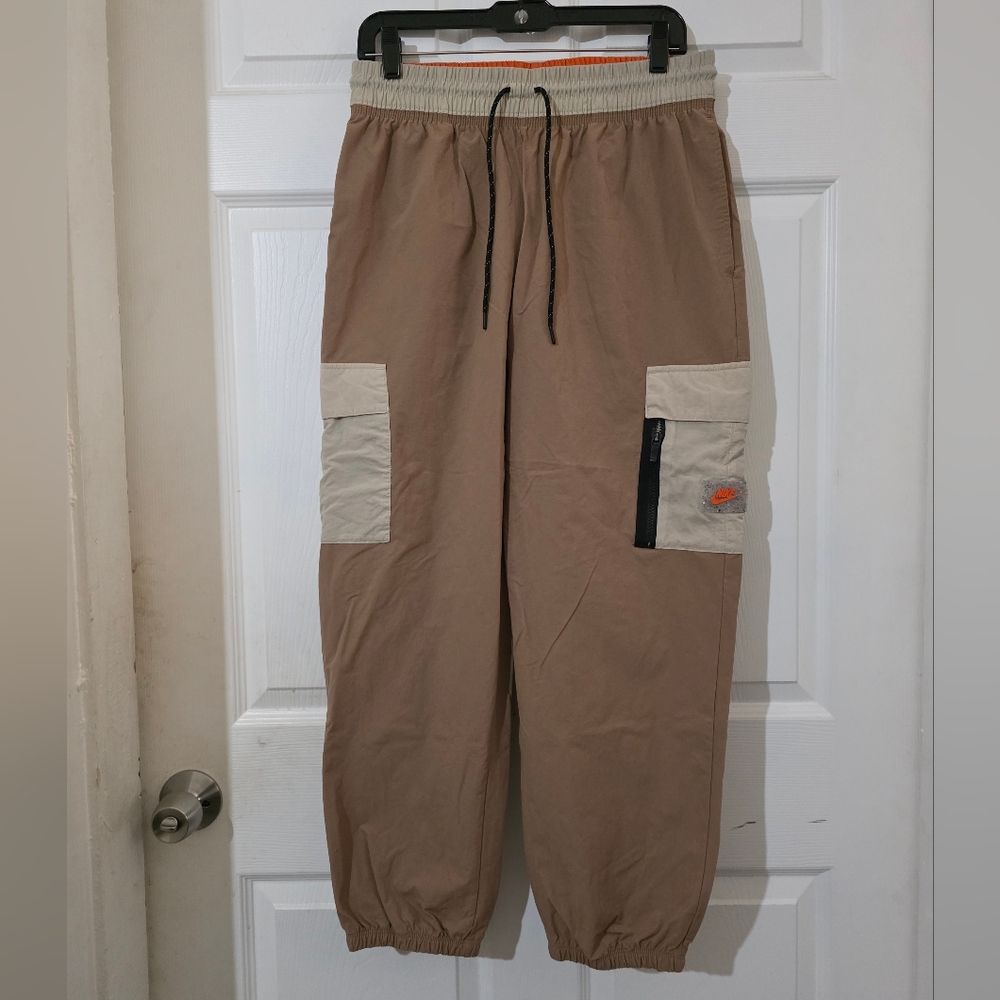Nike Medium Sportswear Women's Woven Cargo Pants in a beige color Drifwood.
